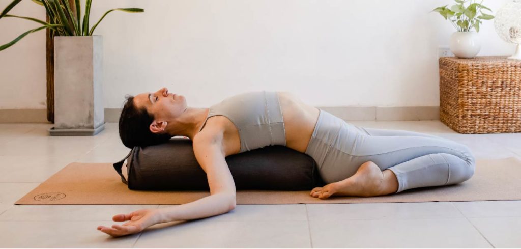 por qué usar accesorios o implementos en tu práctica de yoga, yoga  accesorios