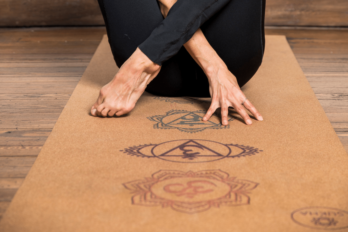Mejore su práctica con la esterilla de yoga de corcho natural - China  Esterilla de yoga de corcho natural y superficie de yoga ecológica precio